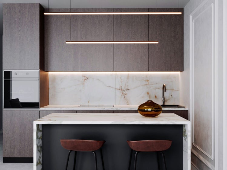 Moderne Küche mit Küchenschränken, Kochinsel, Spüle und Beleuchtung