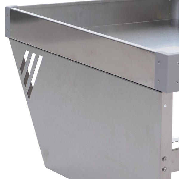 Detailansicht einer Metallkonstruktion aus Stahl mit oberer Ablagefläche und seitlichen Belüftungsschlitzen.