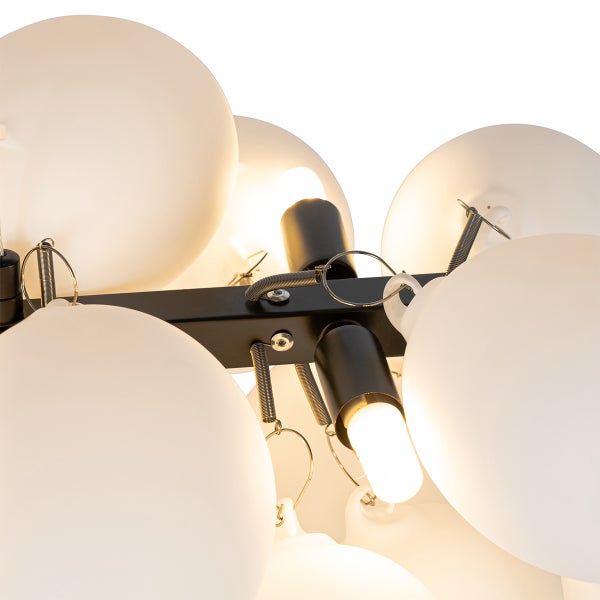 Deckenleuchte mit mehreren Leuchtmitteln und runden Lampenschirmen