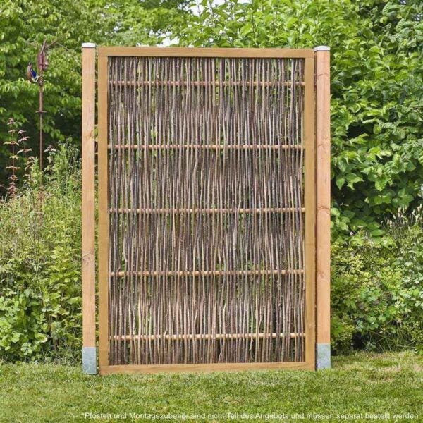 Holz-Sichtschutzzaun mit Weidenrutenfüllung im Garten