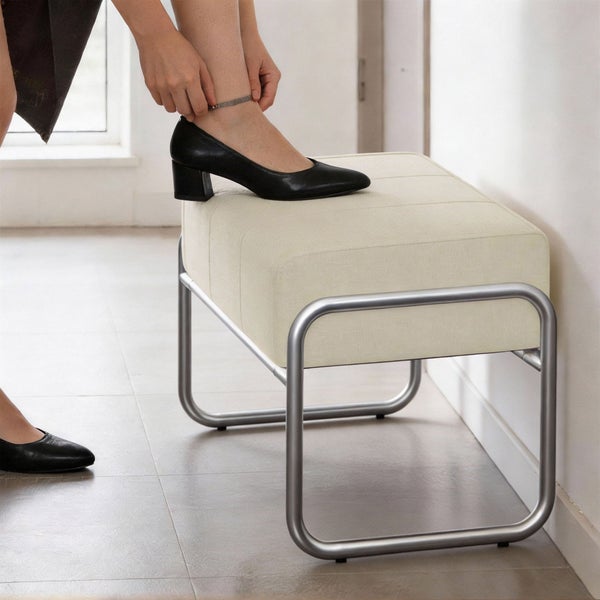 Gepolsterte Sitzbank mit Metallgestell im Flur