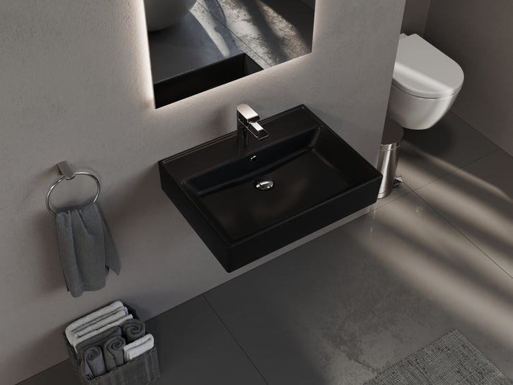 Modernes Badezimmer mit schwarzem Waschbecken, Toilette und Handtüchern