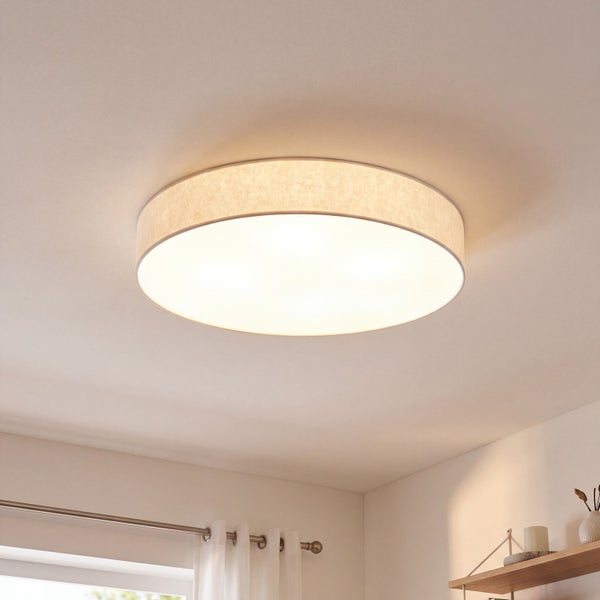 Runde Deckenleuchte mit Stoffschirm in wohnlichem Design für eine gleichmäßige Lichtverteilung im Innenbereich.