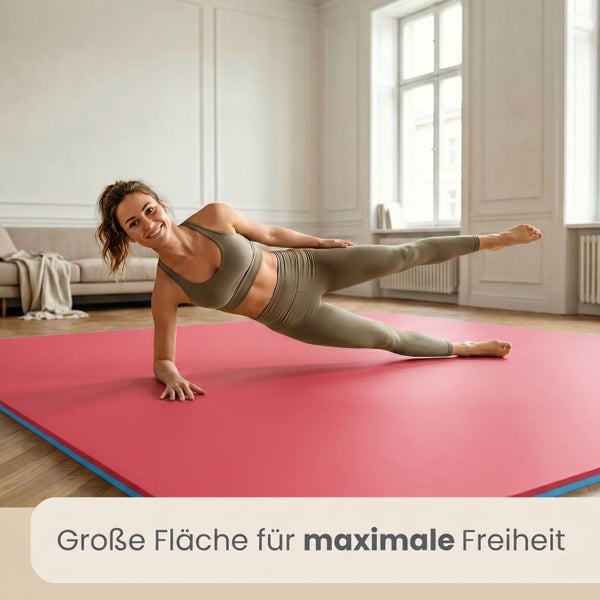 Eine Frau trainiert auf einer großen Gymnastikmatte in einem hellen, geräumigen Raum. Die Matte bietet viel Platz für Fitness und Yoga.