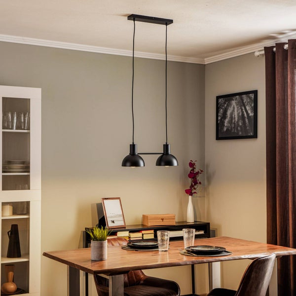 Esszimmer mit Esstisch, Stühlen und einer schwarzen Pendelleuchte