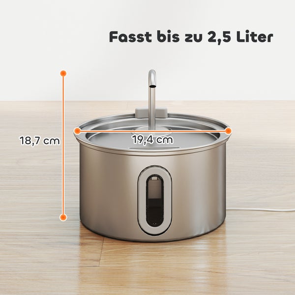 Trinkbrunnen für Haustiere aus Edelstahl mit Sichtfenster. Höhe 18,7 Zentimeter, Breite 19,4 Zentimeter. Fassungsvermögen bis zu 2,5 Liter.