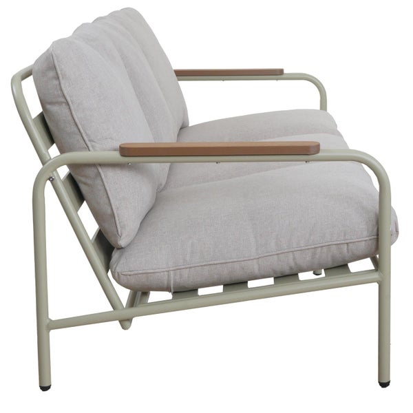 Gartensofa mit Metallgestell, hellen Stoffpolstern und Armlehnen aus Holz.