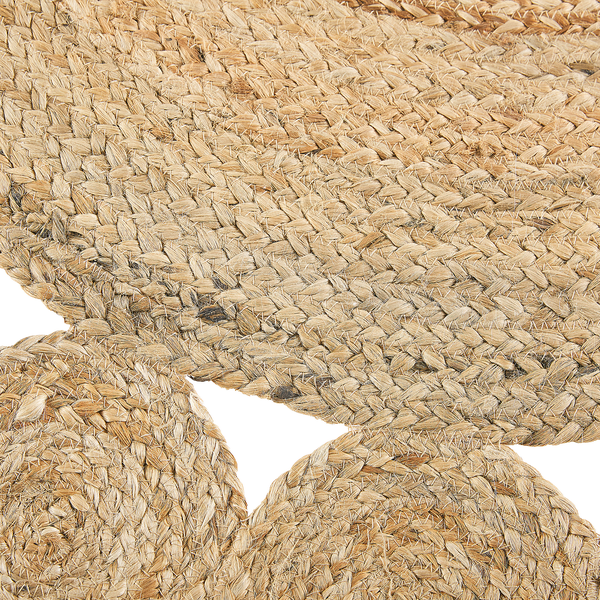 Detailaufnahme eines geflochtenen Teppichs aus Jute.
