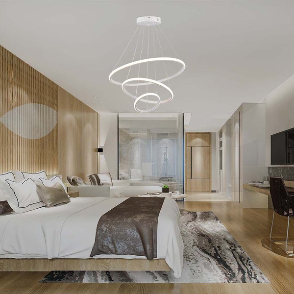 Modernes Schlafzimmer mit dreiflammiger LED-Ring Pendelleuchte in Weiss.