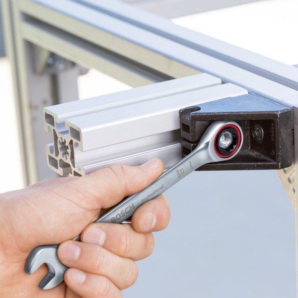 Bosch Professional Ringmaulschlüssel bei der Arbeit an Aluminiumprofilen