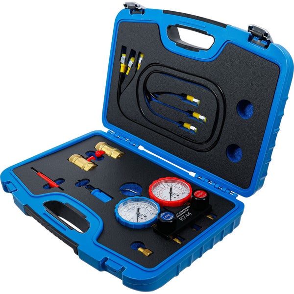 Manometer-Set für Klimaanlagen in blauem Kunststoffkoffer mit zwei Messgeräten, Schläuchen und Adaptern.