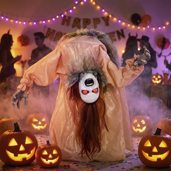 Animierte Halloween Gruselfigur in einem Kleid mit leuchtenden Augen in einer Partyumgebung mit Kürbissen
