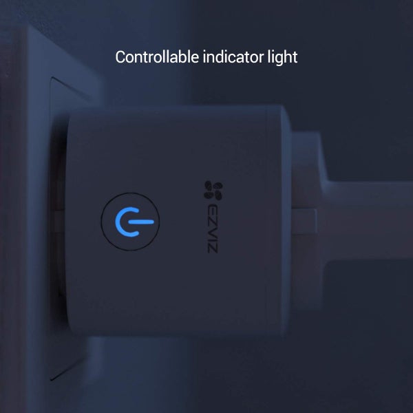 EZVIZ Logo an einem Smart Plug mit Kontrollleuchte in der Steckdose