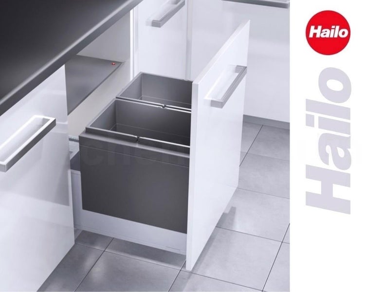 Organisiertes Hailo Mülltrennsystem in einer hellen weißen Küche mit ausziehbaren Kunststoffbehältern im Unterschrank und Hailo Logo.