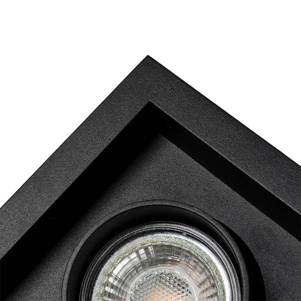 Nahaufnahme eines quadratischen schwarzen Einbaustrahlers mit mattierter Oberfläche und runder Lichtquelle.
