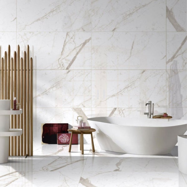 Badezimmer mit weißen Marmorfliesen, Badewanne und Holzelementen