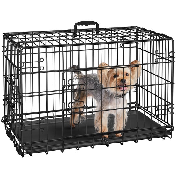 Hund in einer Hundetransportbox aus Metall