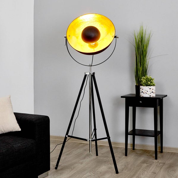 Studio Stehlampe mit Stativ und goldfarbenem Schirm im Wohnzimmer
