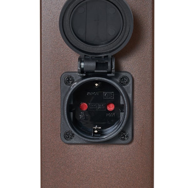 Schutzkontakt-Außensteckdose mit aufgeklapptem Deckel und Kinderschutz auf einer braunen Metallsäule.