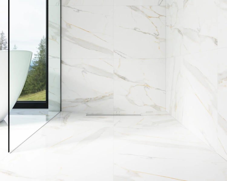 Modernes Badezimmer mit Marmorfliesen, Badewanne und Fenster mit Blick auf die Natur