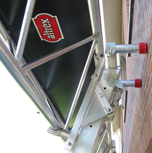 Detailansicht eines Gerüsts mit Altrex Logo und Wandbefestigung