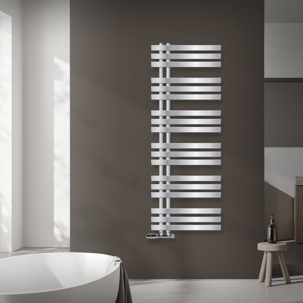 Gerüst mit zwei Bauarbeitern beim Aufbau