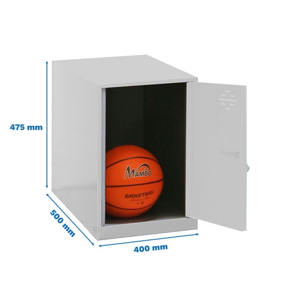 Metallschrank mit offener Tür und Basketball