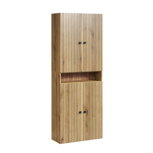 Hoher Schrank mit vertikalen Lamellenfronten in Holzoptik und offenem Zwischenfach für Stauraum.