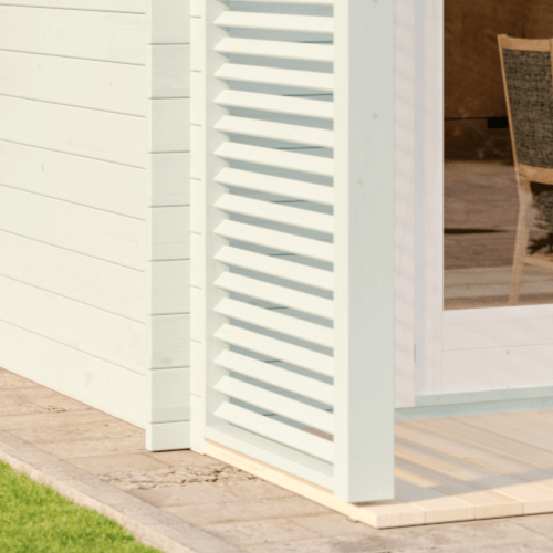 Detailansicht eines Gartenhauses mit Fensterläden aus Holz