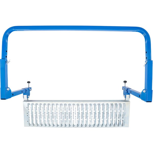 Person steigt mit einer LKW-Einstiegshilfe auf einen LKW-Reifen