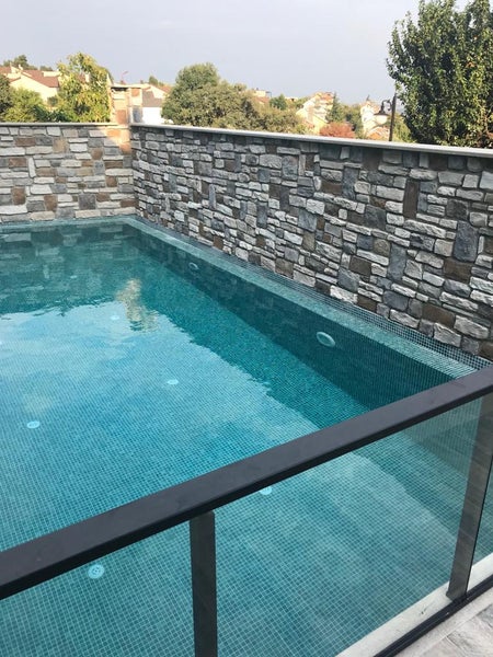 Gepresstes Glasmosaik auf Netz für Badezimmer und Küche 32.5cm x 51.5cm - Bahamas Pool