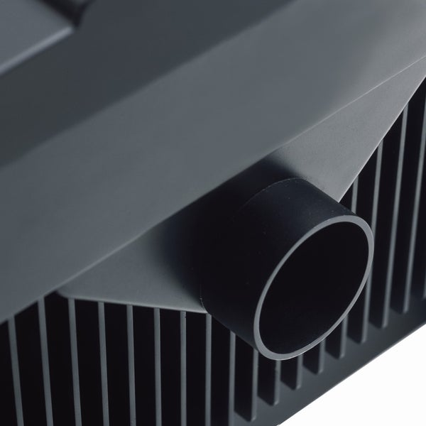 Detailansicht eines Absaugstutzens und von Kühlrippen an einem Elektrowerkzeug aus Kunststoff.