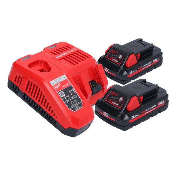 Milwaukee Akku-Set bestehend aus einem Schnellladegerät M12-18FC und zwei Redlithium High Output M18 Akkus mit 3,0 Amperestunden.
