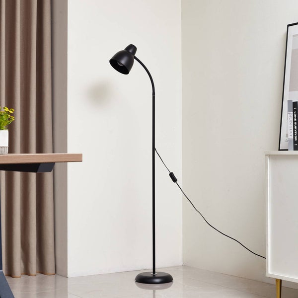 Schwarze Stehlampe im Innenraum