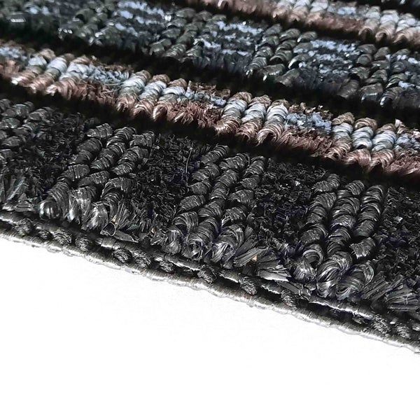 Detailaufnahme einer Fußmatte mit Streifenmuster