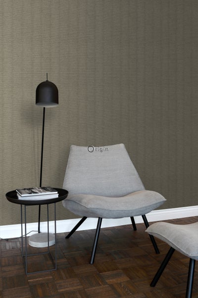 Szene mit brauner Tapete, Leuchte, Tisch und Sessel