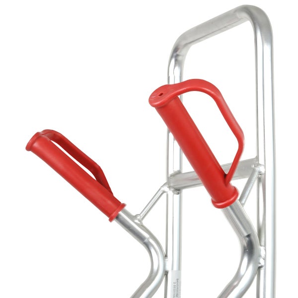 Detailansicht einer Sackkarre mit roten Griffen und silberfarbenem Rahmen