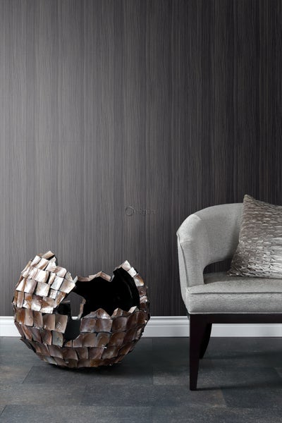 Dekoratives Wohnzimmer mit gemusterter Tapete, Stuhl und einer dekorativen, zerbrochenen Kugel