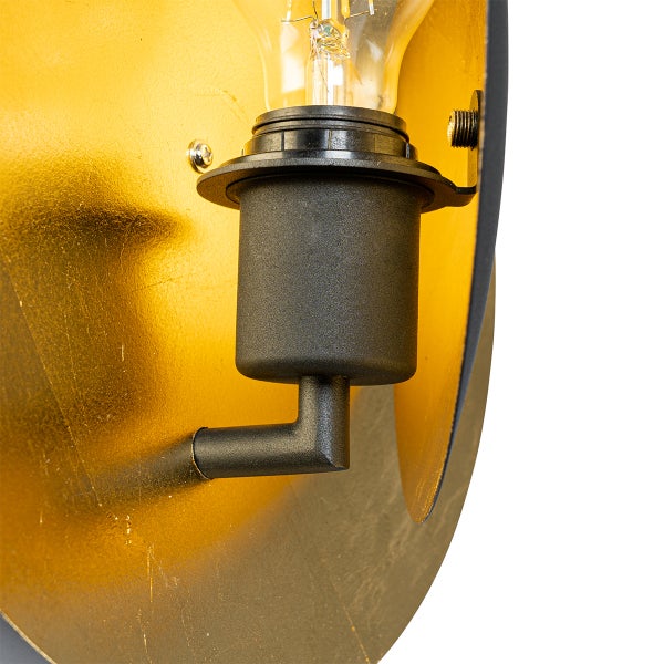 Detailaufnahme einer Wandleuchte mit Fassung und Glühbirne