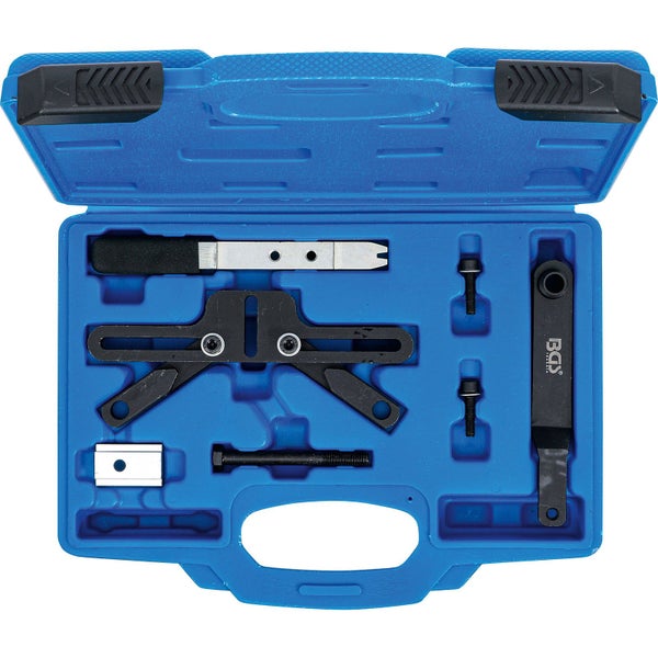 Werkzeugsatz zur Motorreparatur in blauem Werkzeugkoffer