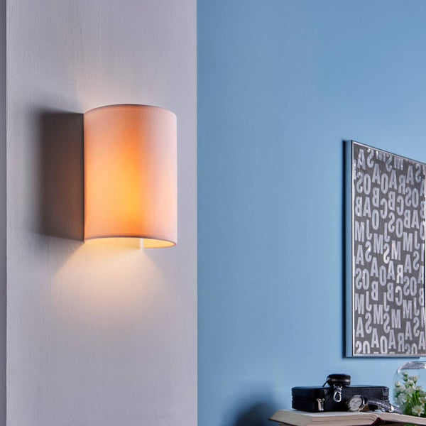 Wandleuchte mit Textilschirm in Halbzylinderform, warmes Licht, Innenbeleuchtung für Wohnräume.