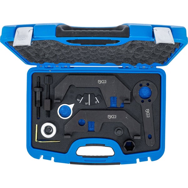 Geöffneter blauer Werkzeugkoffer mit verschiedenen Werkzeugen zur Motorreparatur