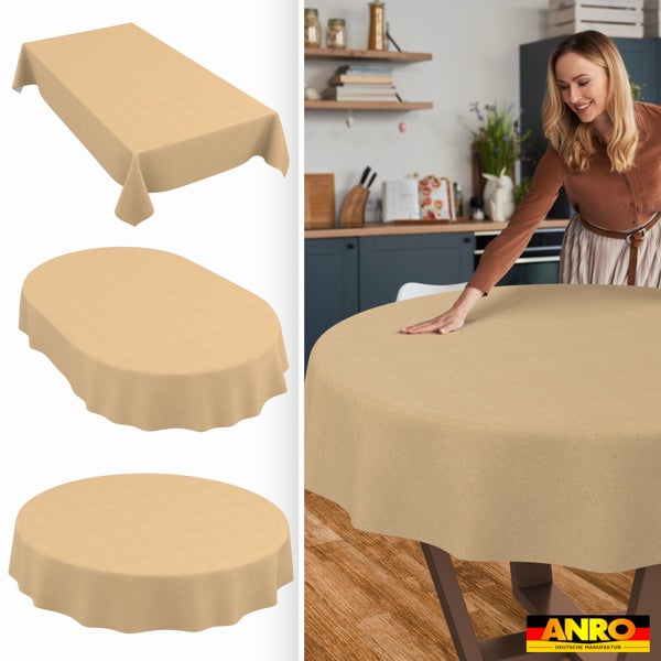 Beige Tischdecke in rechteckiger, ovaler und runder Form. Eine Frau glättet die Decke auf einem Holztisch. ANRO Deutsche Manufaktur Logo.