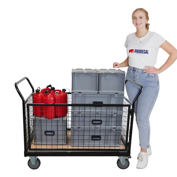 Transportwagen mit roten Benzinkanistern und grauen Lagerboxen