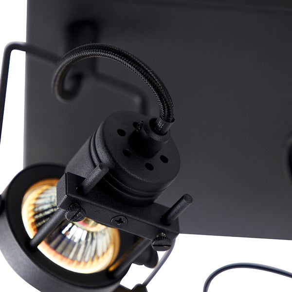 Detailaufnahme einer schwarzen Deckenleuchte mit Spotstrahler