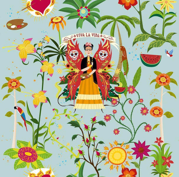 Dekoratives Zimmer mit bedruckter Tapete, Sessel, Beistelltisch, Lampe und Teppich