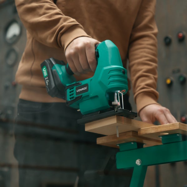 VONROC Akku-Stichsäge 20V, Komplettset mit 2x 2.0Ah Akku, Schnellladegerät, Sägeblättern, Parallelführung und Aufbewahrungstasche
