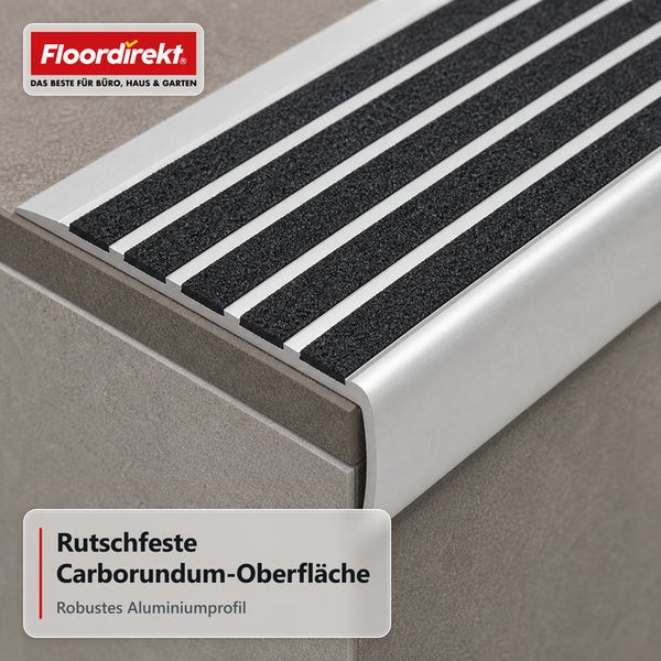 Treppenkantenprofil aus Aluminium mit rutschfester Carborundum Einlage an einer Stufe, Floordirekt Logo.