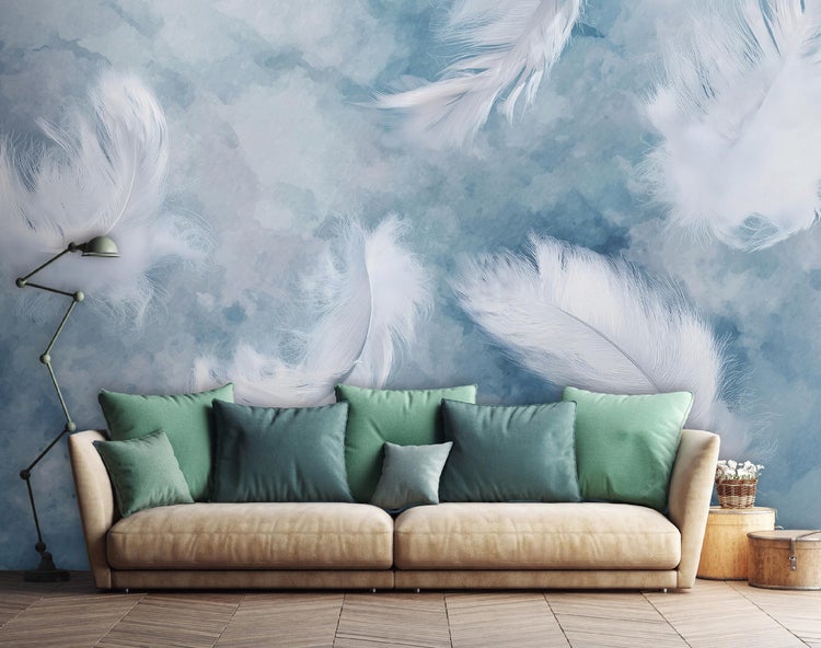 Wohnzimmer mit Sofa, Kissen, Stehlampe und Fototapete mit Federmotiv