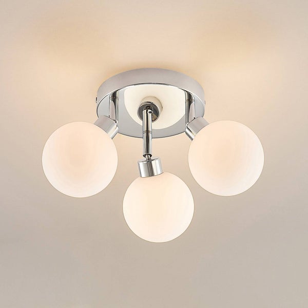 Deckenleuchte mit drei Leuchtenarmen und runden Lampenschirmen